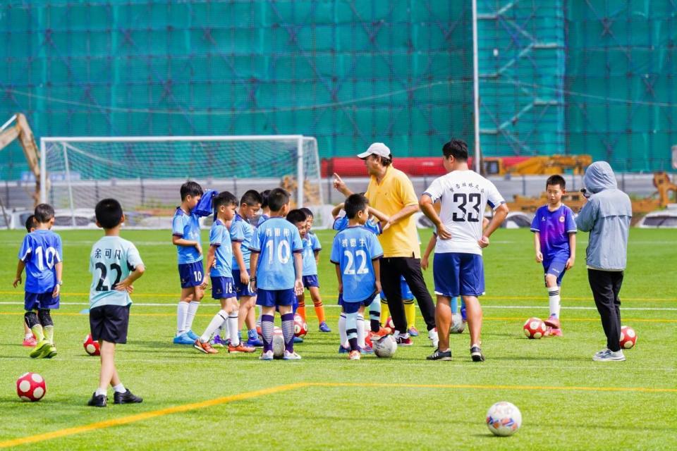Qw, 不言弃的精, 香港晨曦足